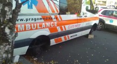Zloděj ukradl kola ze sanitky. Nemohla převézt novorozence