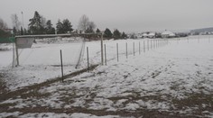 Neshodli se na nájmu, tak majitel přes hřiště vytyčil plot. Neoprávněně, tvrdí úřad