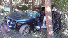Vážná nehoda při závodech. Řidič auto zdemoloval o strom, na místo letěl vrtulník