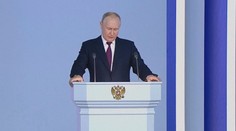 Ničí Putina rakovina? Při projevu se zakuckával, nedokázal udržet rovnováhu