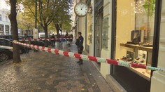Lupiči přepadli luxusní obchod v Praze. Jsou na útěku a mají zbraň