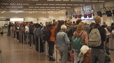 Odletěli bez nich. Evropská aerolinka nechala přes 100 lidí na letišti