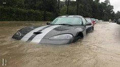 Záplavy v Houstonu mají oběti i mezi sportovními auty