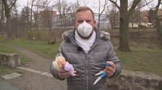 Opilý bezdomovec vyhrožoval policii. V ruce měl nože a panenku