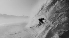 Australský surfař dostal pěstí před hospodou. Později zraněním podlehl