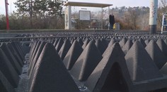 Při přebíhání kolejí umírají stovky lidí, pomoct mají gumové bodáky