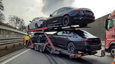 Dopravu na dálnici D2 blokovala nehoda. Havaroval přívěs s luxusními automobily
