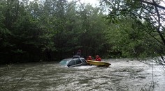 Auto při přejezdu přes brod strhl proud, žena uvázla na střeše!