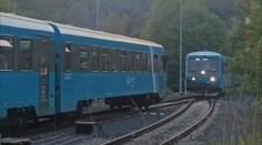 Vlaky zastavily jen pár metrů od sebe. Situaci zavinila zřejmě nepozornost