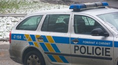 Hlídka v Praze hledala polonahého muže. Poblíž tramvají objevila mrtvolu