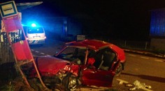 Mladík napasoval felicii do zastávky, z vraku ho vyprošťovali