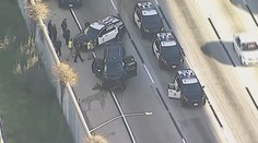 Ukradený pohřebák s nebožtíkem ujížděl před policií, pak havaroval