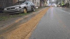 Řidič vysypal několik tun obilí na silnici. Bez povšimnutí ujel pět kilometrů