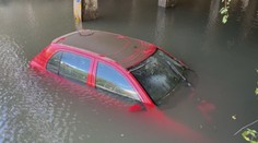 Zaplavené auto se dá zachránit. Nestartujte a pozor na palivo