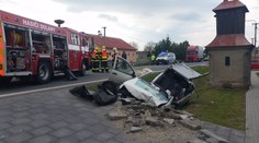 Vážná nehoda: Prudký náraz auta do sloupu nepřežil jeden člověk