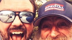 GALERIE: Bezdomovec Radioman je kámošem celebrit! Proč?