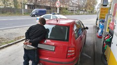 Pro dobrotu na žebrotu. Muž vzal stopaře, ten mu ujel s autem!