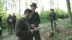 Maturita pod širým nebem. Budoucí lesníci skládali zkoušku dospělosti v lese
