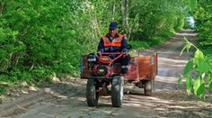 Seniora na traktůrku odmrštilo auto do příkopu, na místě zemřel