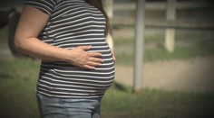 Náhradní matka podvedla přes dvacet zoufalých párů. Vylákala z nich milion