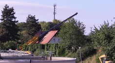 V Praze se zřítil jeřáb na dům. Jeřábník skončil v nemocnici