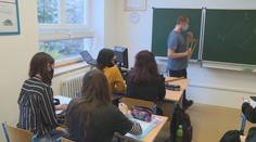 Děti možná budou muset nosit respirátory ve třídě. Ministři to probírají