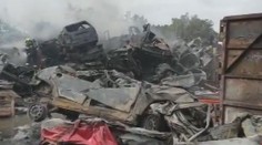 Vrakoviště v Praze pohltily plameny, dým byl vidět kilometry daleko