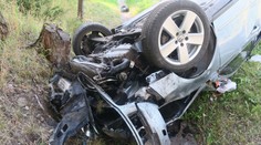 Auto po nehodě skončilo na střeše. Řidič nadýchal 2 promile, ženu museli vyprostit