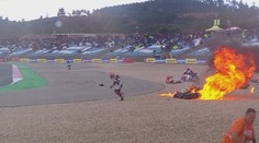 Hromadná havárie v Moto2, pořadatelé museli řešit i požár motorky