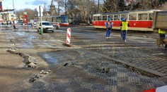 V centru Prahy se propadla silnice, policie oblast uzavřela 