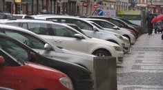 Města zvažují zrušení modrých zón, ale jen pro pracovníky v první linii