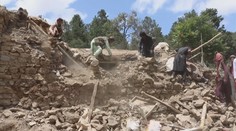 Afghánci odklízí trosky po zemětřesení. Doufají, že naleznou své blízké naživu