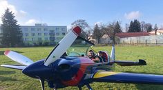 Třístovkou ve vzduchu a silné přetížení. Reportér Novy okusil akrobatické létání