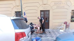 Strážníci v centru Prahy naháněli úplně NAHÉHO MUŽE! FOTKY