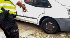 Dodávka v šíleném stavu policisty zaskočila. Šofér za zákaz řízení ještě poděkoval
