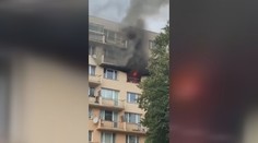 Ve Frýdku-Místku hořel byt. Hasiči zachraňovali lidi z parapetu