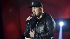 Zpěvák Adamec měl nehodu na motorce. Srazil se s autem, je v nemocnici