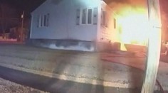 Policistovi explodoval dům před očima. Výbuch zachytil na kameru