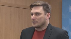 Udeřil mě pěstí a kopal do hlavy, tvrdí asistentka. Jednání exnáměstka řeší i policie
