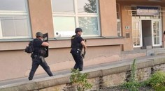 Policie zasahovala ve dvou nemocnicích. Poteče krev, měl vyhrožovat muž