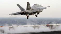 Americká F-18 se zřítila na britském venkově, pilot zahynul