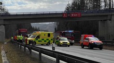 Dálnici D1 uzavřela nehoda auta a kamionu. Pro zraněného letěl vrtulník