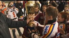 Video: Hokejoví čtvrťáci Sparty jsou mistry republiky