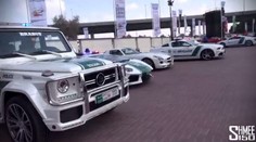 Nabušené sporťáky i běžné modely. V tomhle jezdí policisté po světě