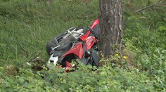 Motorkář přerazil značku a skončil ve stromu. Nedokázali mu pomoct
