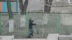 VTIPNÉ VIDEO: Opilý chlápek marně bojuje s plotem! To musíte vidět