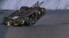 VIDEO: Svištěl 300km/h a napálil do betonové bariéry! Má zlomené obratle i žebra