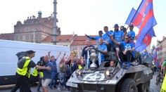 Oslavy v Plzni: Hráči přijeli tanky! M***y pražský, řval manažer Šádek