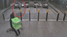 Na cyklistu se v metru vrhl opilec, zkrotili ho až strážníci! VIDEO