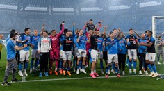 Neapol po zisku titulu porazila Fiorentinu díky penaltě. Juventus už je druhý